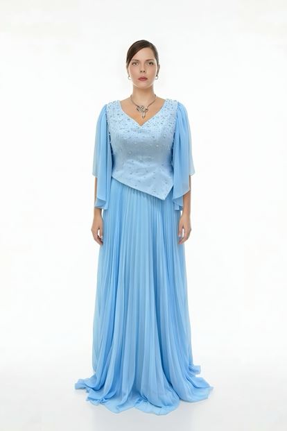 فستان سهرة أزرق فاتح مزين ومطوي بمقاسات كبيرة